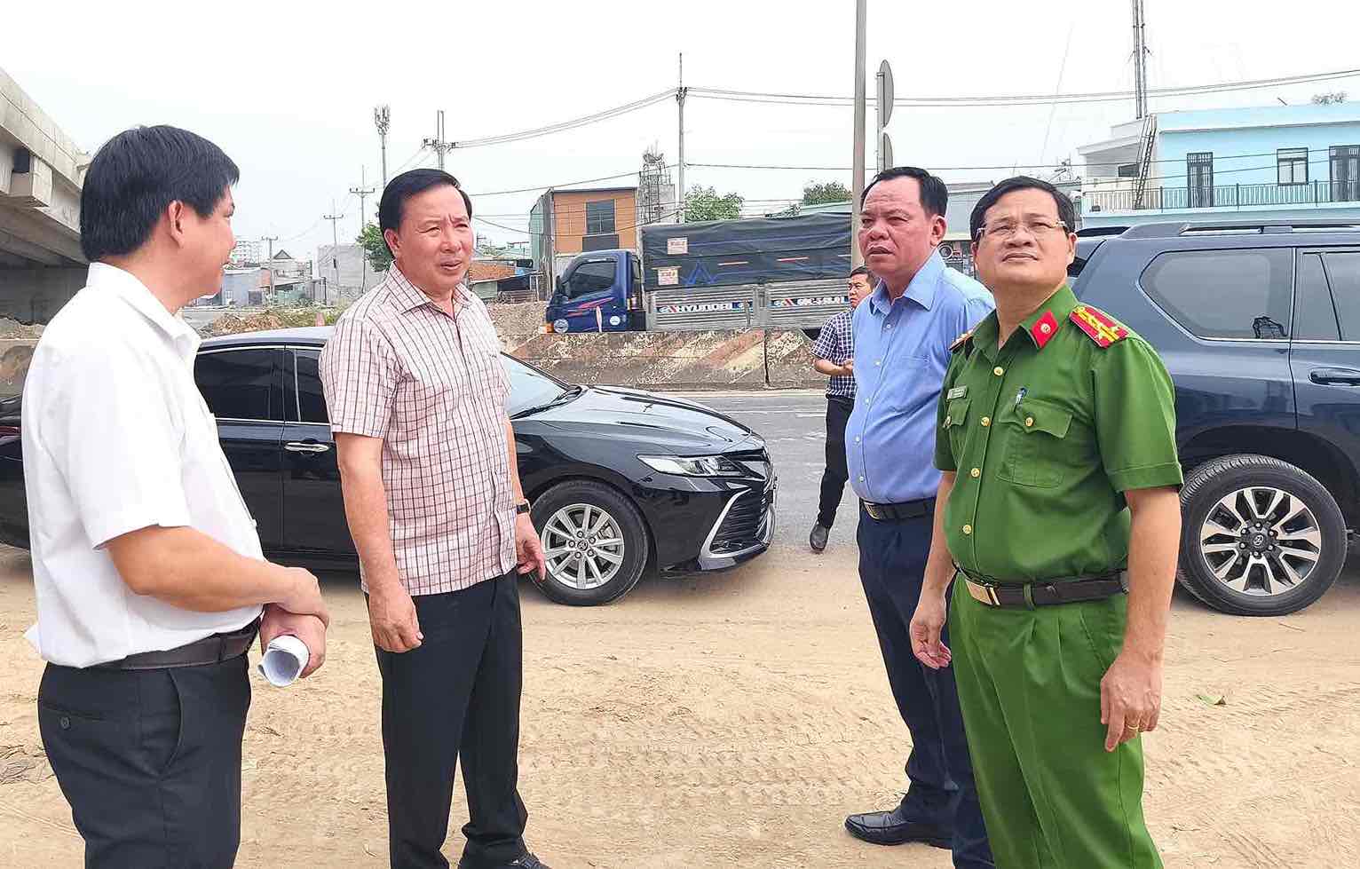Chu tich UBND tinh Dong Nai Nguyen Van Ut, Pho Bi thu Tinh uy Dong Nai Vo Tan Duc, Pho Chu tich UBND tinh Dong Nai Ho Van Ha cung doan cong tac khao sat tuyen quoc lo 51. Anh: HAC