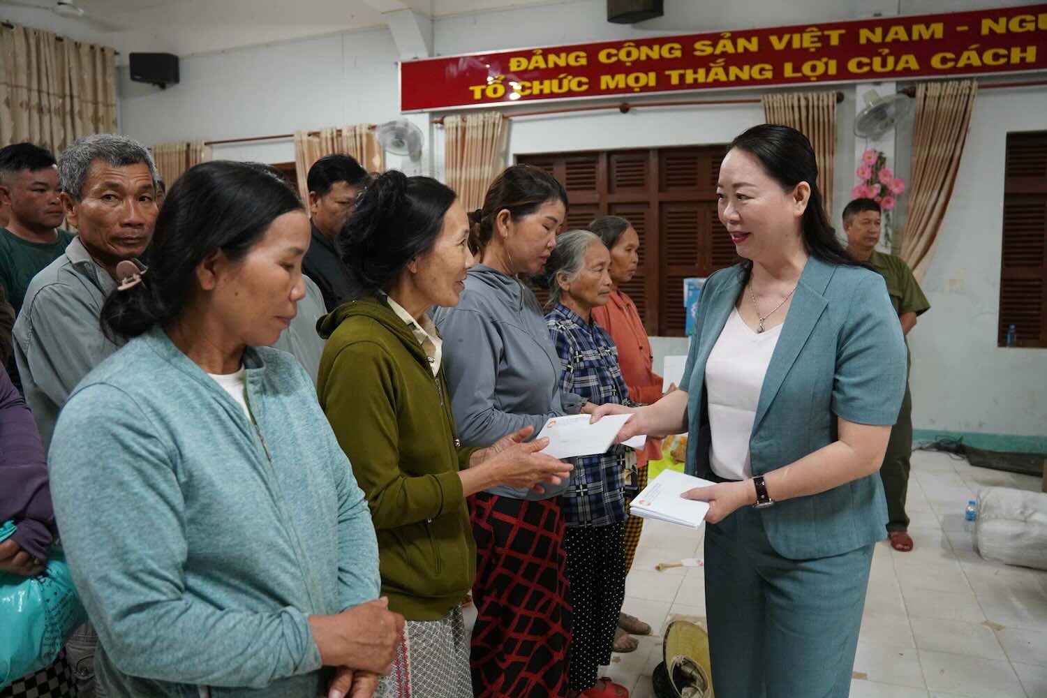 La Sra. Nguyen Thi Ai Van - Vicepresidenta Permanente del Comite del Frente de la Patria de Vietnam de la ciudad de Hue - entrega apoyo a las personas para superar las tormentas e inundaciones. Foto: Thien Son