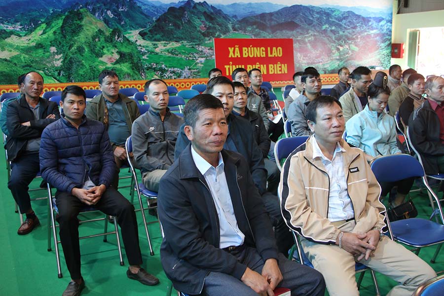 ディエンビエン省ブンラオコミューンの党細胞書記と村長が会議に出席し、2026年から2031年の任期における第16回国会議員と各レベルの人民評議会議員の選挙を徹底的に把握し、実施した。写真: グエン・ホアン