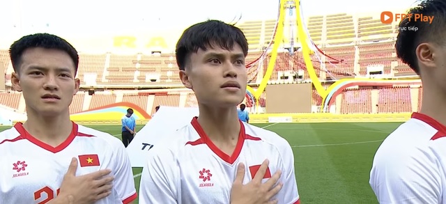 U22 Vietnam flag-raising match in the opening match of the 33rd SEA Games. Photo: Cut from video