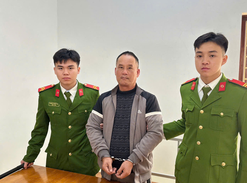 Đối tượng Đoàn Văn Sáng (áo xám) tại Cơ quan Công an. Ảnh: Bộ Công an