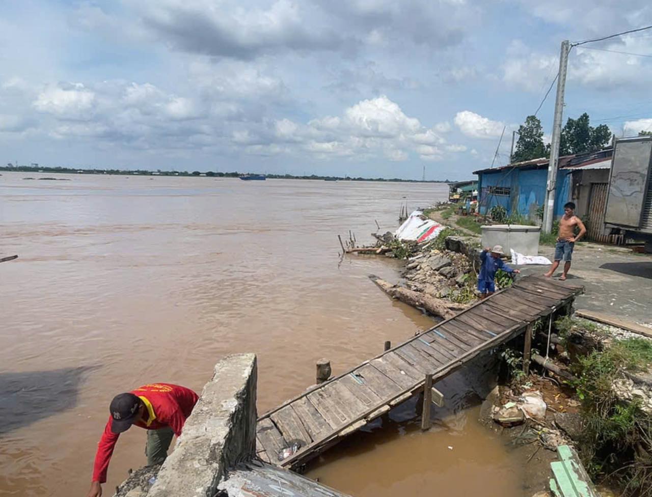 Mot doan bo song uy hiep nha dan o xa An Huu (tinh Dong Thap). Anh: Thanh Nhan