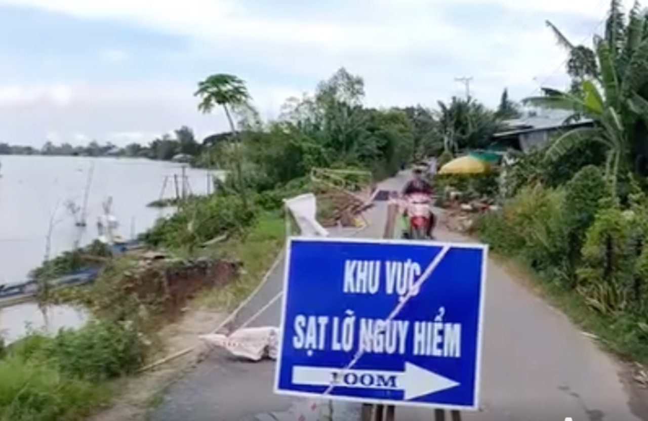 Sat lo tren dia ban ap Phu Thanh (xa Phu Huu, tinh An Giang) an sau vao duong giao thong nong thon. Anh: Thuy Hang