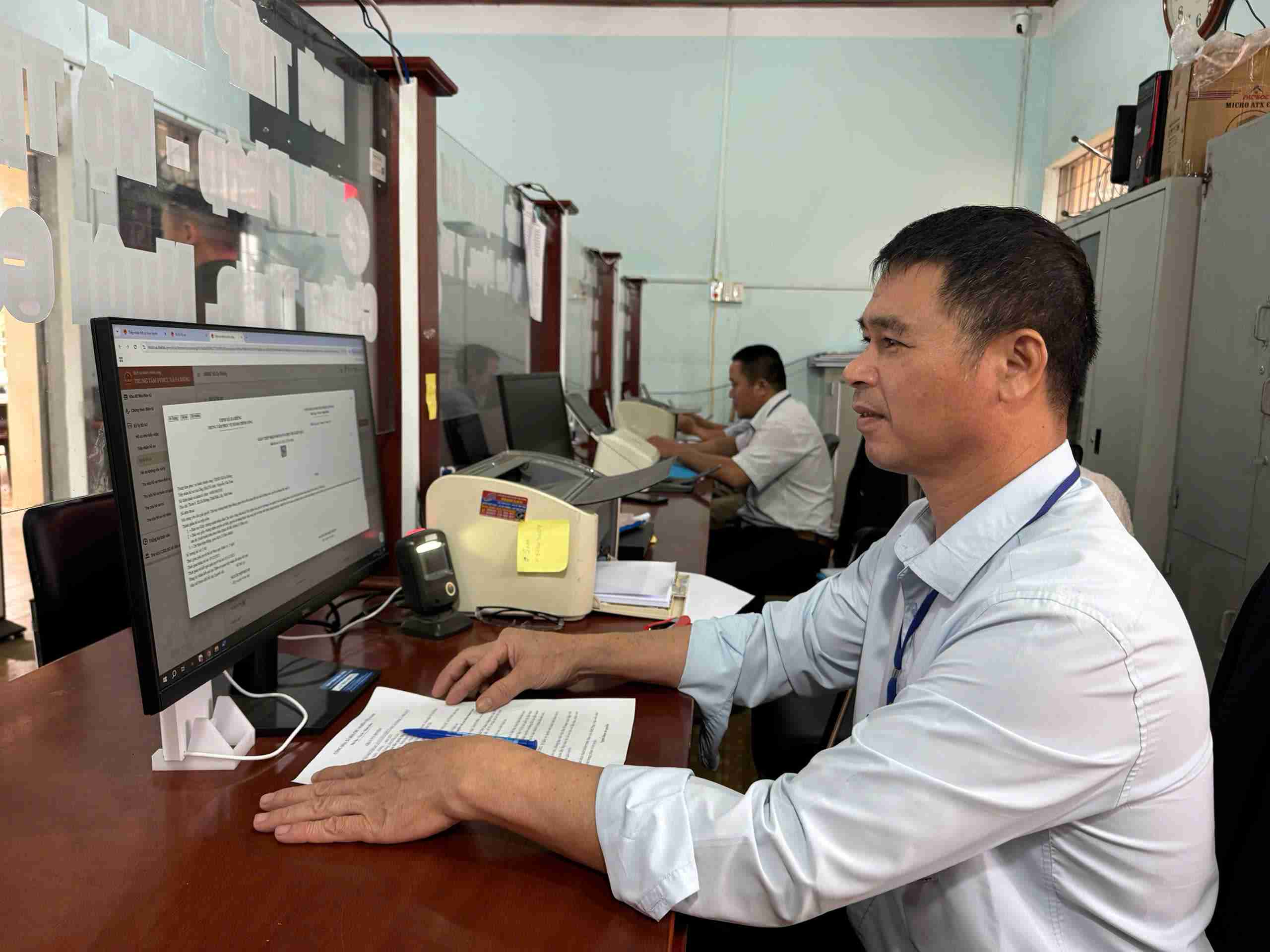 Can bo UBND xa Ea Rieng tap trung xu ly cac cong viec, ho tro ba con xoa doi giam ngheo hieu qua. Anh: Bao Lam