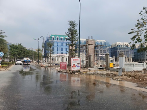 De giam bui ngoai cac cong trinh xay dung, nha thau phai dung xe rua duong thuong xuyen. Anh: Minh Hanh 