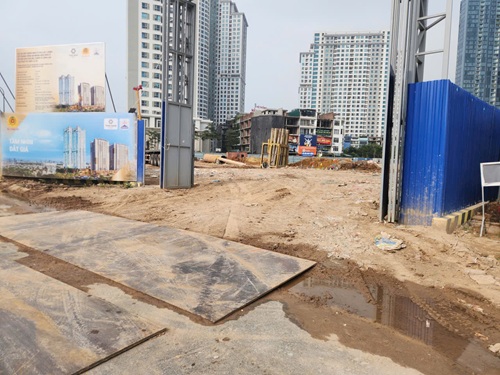 Mac du co cau rua nhung dat cat van theo banh xe ra ngoai duong. Anh: Minh Hanh 