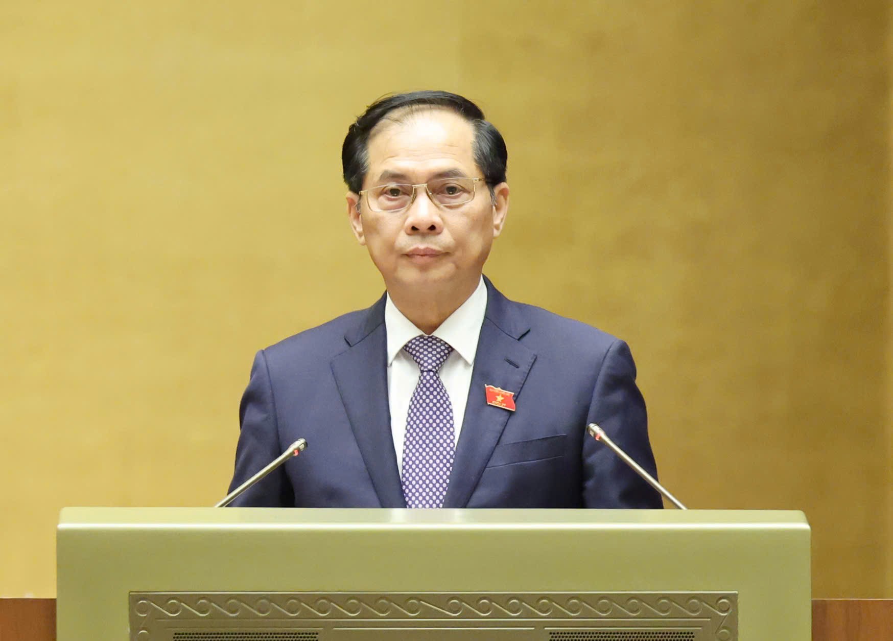 Bui Thanh Son 부총리가 Vinh - Thanh Thuy 고속도로 건설 투자 프로젝트 투자 정책에 대한 보고서를 발표하고 있습니다. 사진: Pham Dong