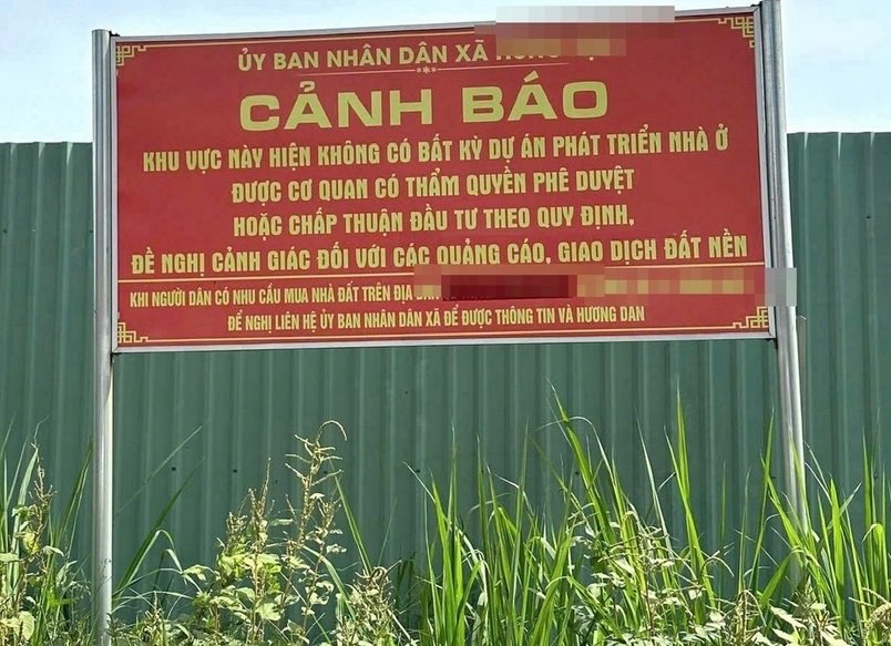 Chính quyền địa phương đặt biển khuyến cáo người dân. Ảnh bạn đọc cung cấp