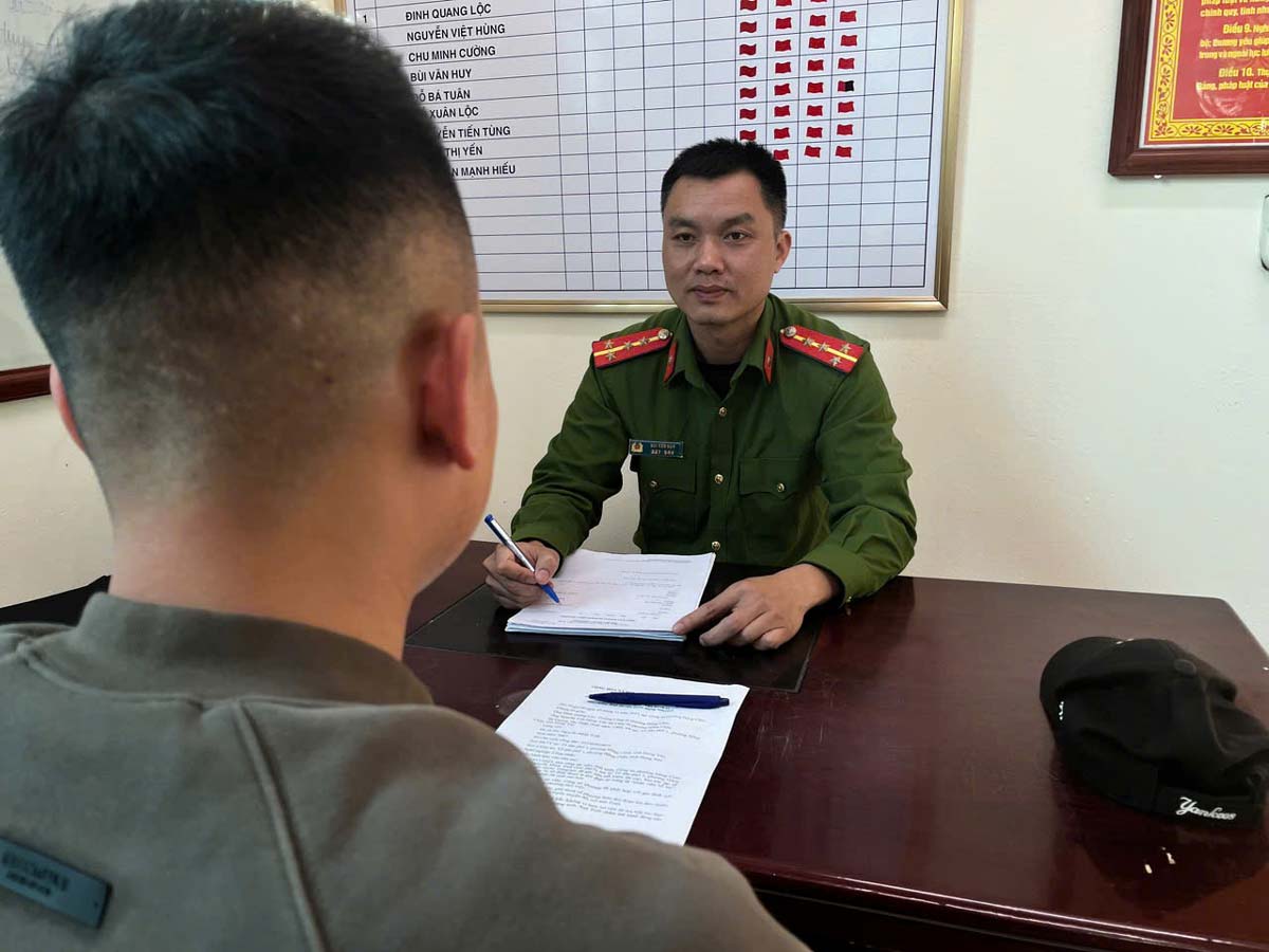 Công an phường Hồng Châu tuyên truyền cho anh N.M.T về thủ đoạn lừa đảo qua mạng. Ảnh: Công an tỉnh Hưng Yên