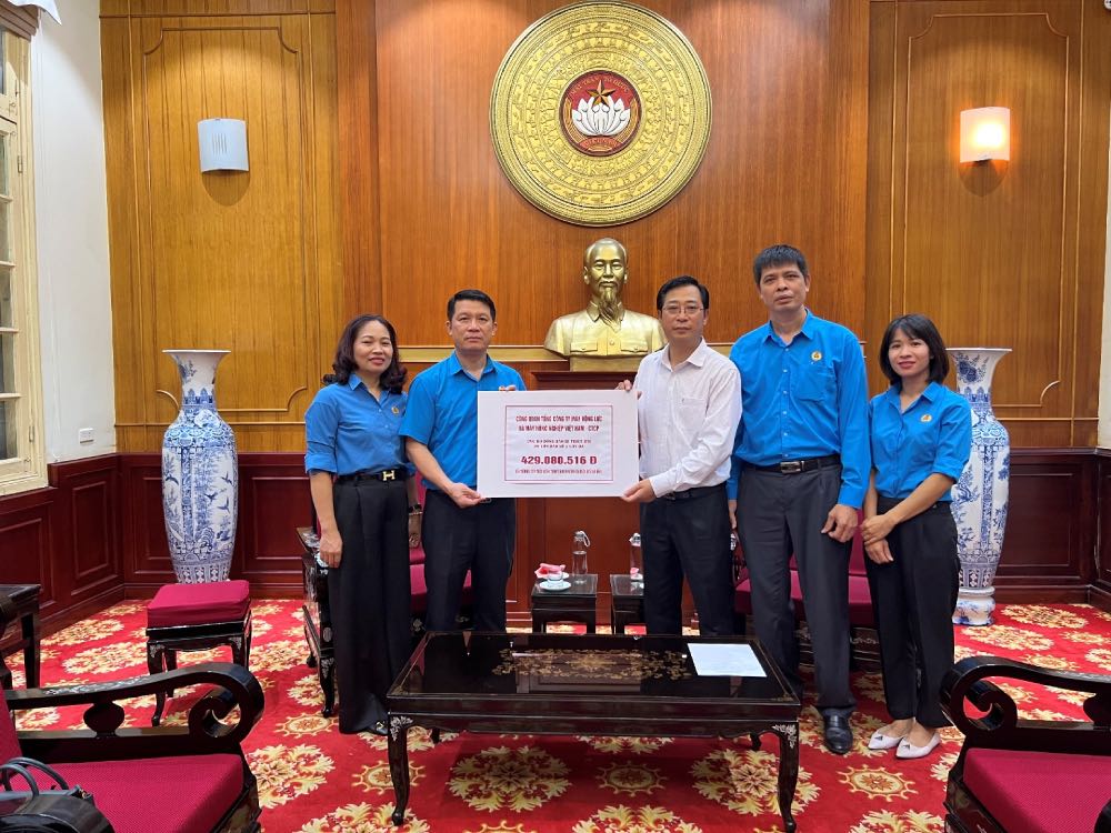 Representatives of the VEAM Trade Union presented support to people affected by storms and floods. Photo: VEAM Trade Union