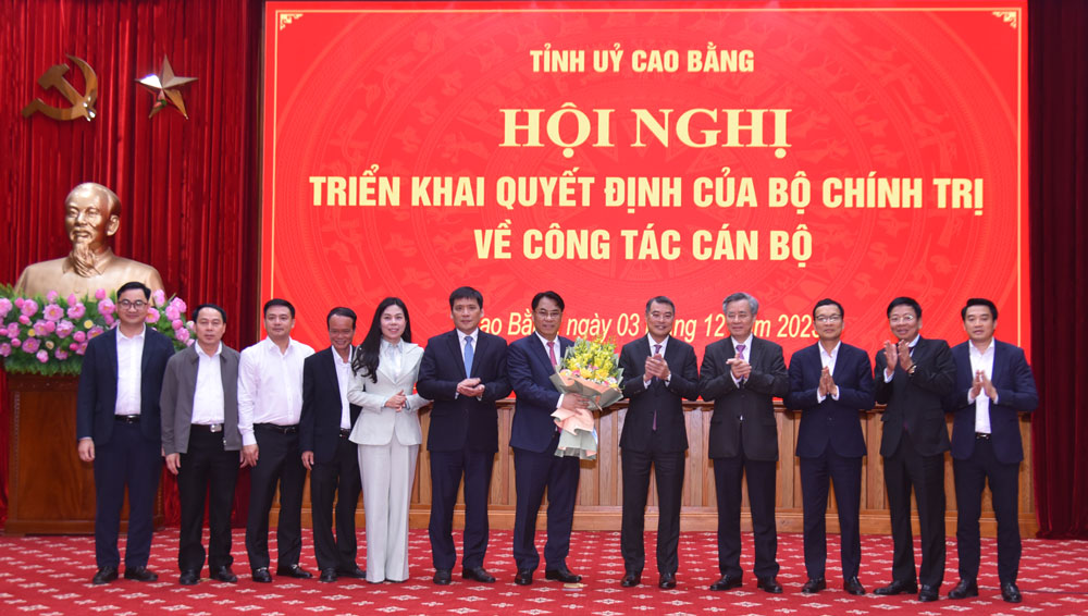 Lanh dao Ban To chuc Trung uong tang hoa chuc mung Bi thu Tinh uy Cao Bang Phan Thang An. 