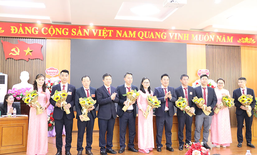 2025年から2030年の任期のディエンビエン省NHCSXH支店労働組合執行委員会が大会を開会。写真:Pham Trung