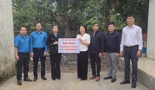 El sindicato del barrio de Nghia Lo entrega apoyo a pozos perforados a la comuna de Thuong Bang La. Foto: Minh Nguyen