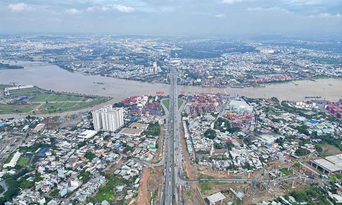 El gran cruce en la carretera nacional 3 de Ciudad Ho Chi Minh entra en la temporada alta de construccion dia y noche.