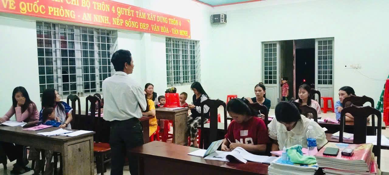 Nguoi dan thon 20, xa Ea Rieng tham du lop hoc nghe chan nuoi vao cuoi nam 2025. Anh: Bao Lam