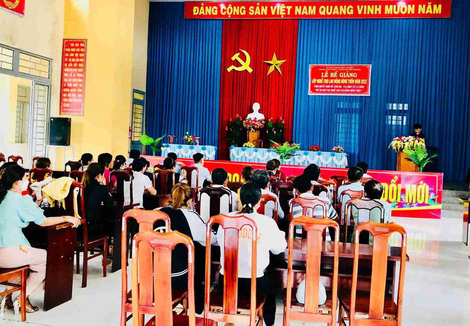 Truoc khi trien khai chinh quyen dia phuong 2 cap, xa Ea Rieng (cu) cung da rat quan tam den cong tac dao tao nghe cho lao dong nong thon. Anh: Bao Lam