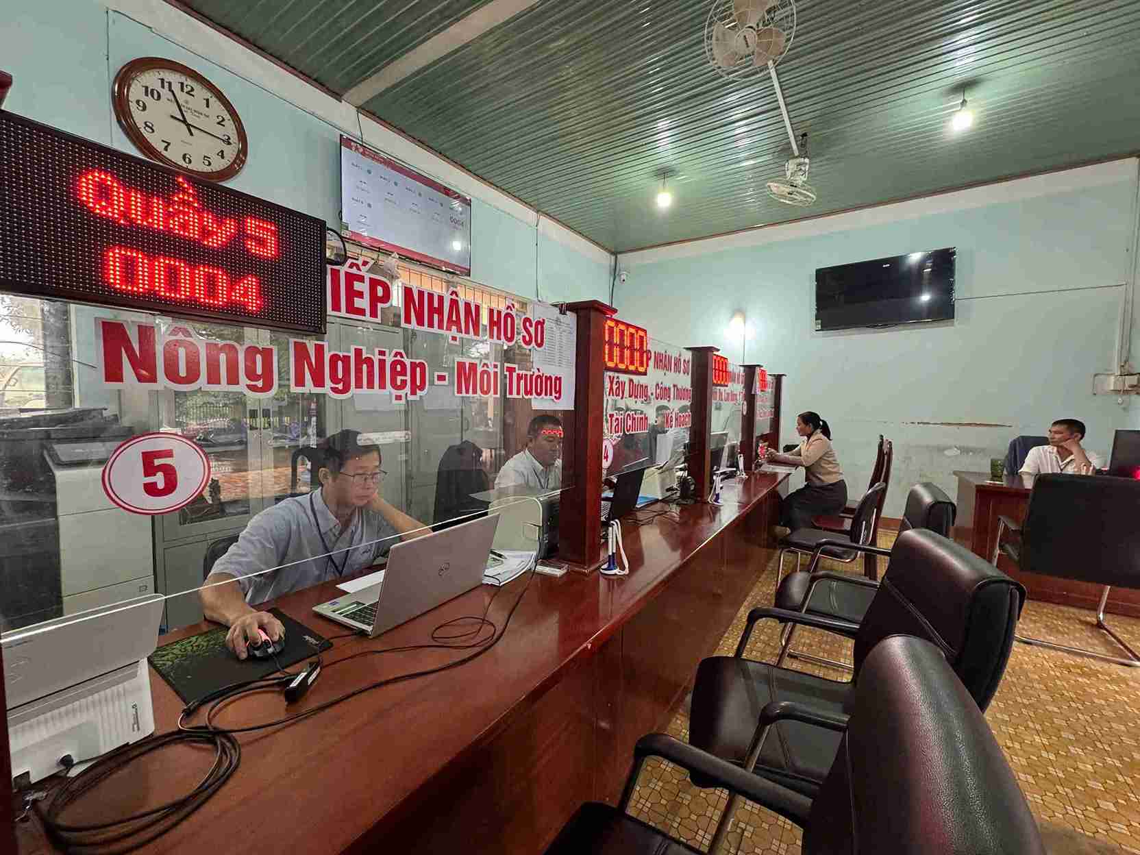 Xa Ea Rieng da va dang cai cach thu tuc hanh chinh, dap ung yeu cau phat trien kinh te xa hoi, xoa doi giam ngheo tai dia phuong. Anh: Bao Lam