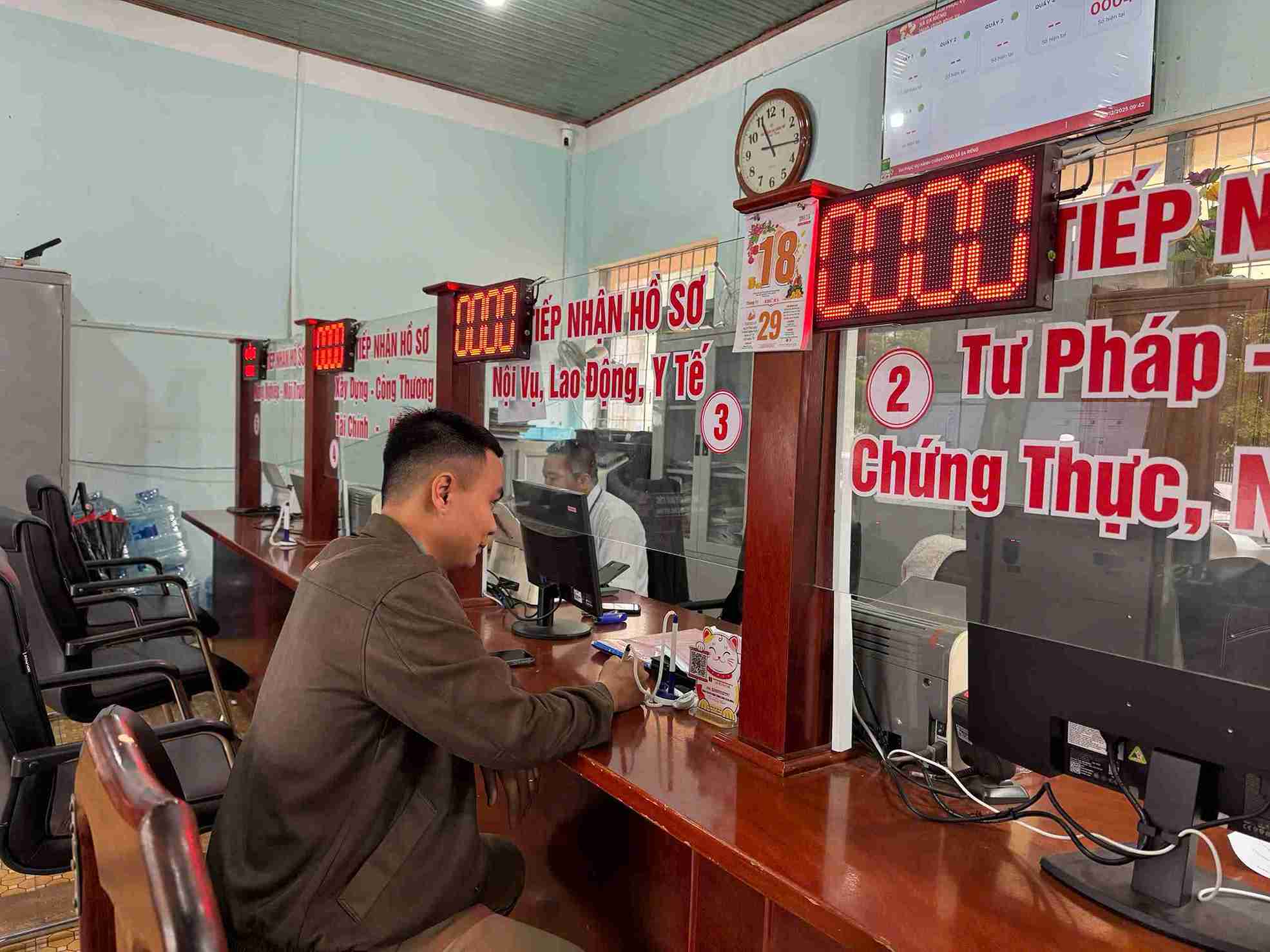 Nguoi dan den tru so UBND xa nho tu van, giai quyet cac thu tuc hanh chinh lien quan den cac van de chinh sach. Anh: Bao Lam