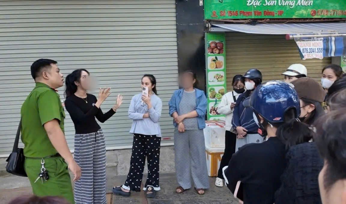 La policia del barrio de Nam Do Son informa y explica solicitando a la gente que se disperse y no se reuna. Foto: Policia de la ciudad de Hai Phong