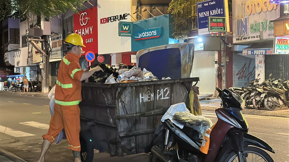 Nhan vien thu gom rac tren duong Le Van Sy (TPHCM). Anh: Minh Tam 