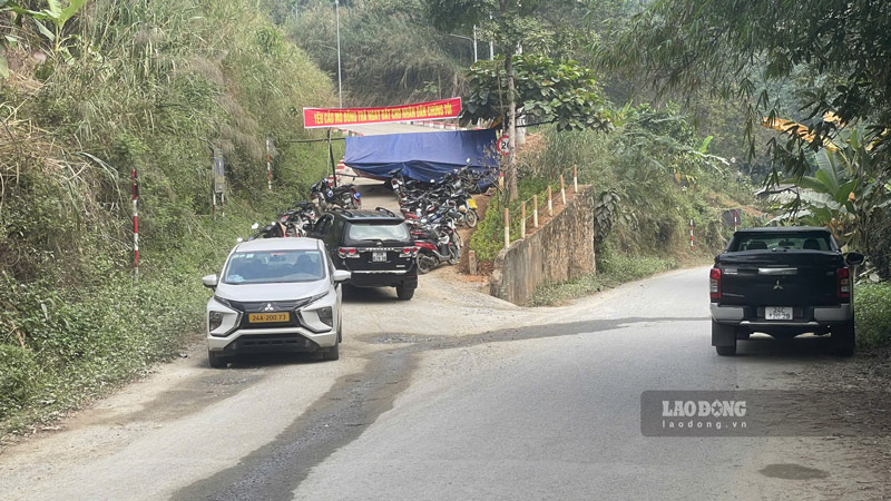 Lối vào nhà máy cách mỏ không xa cũng bị chặn lại. Ảnh: Đinh Đại