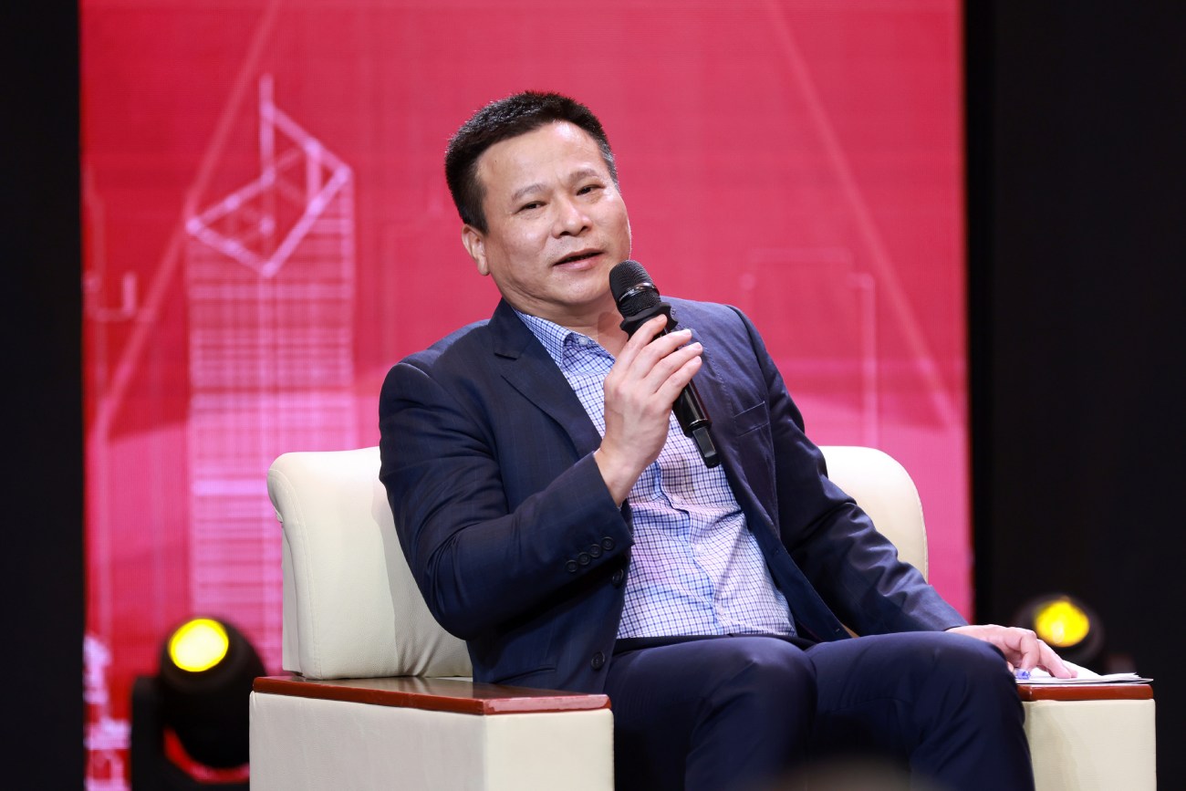 Thuong ta Le The Tung - Pho Truong phong Canh sat Quan ly hanh chinh va Trat tu xa hoi, Cong an TP Ha Noi tra loi thac mac cua nguoi dan ve xac minh thu nhap cho lao dong tu do mua nha o xa hoi. Anh: Nhu Ha