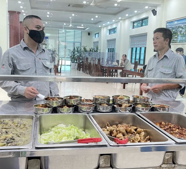 Viet Tri化学株式会社の労働者(CNLD)が栄養満点の昼食に出席。写真:Ha Anh