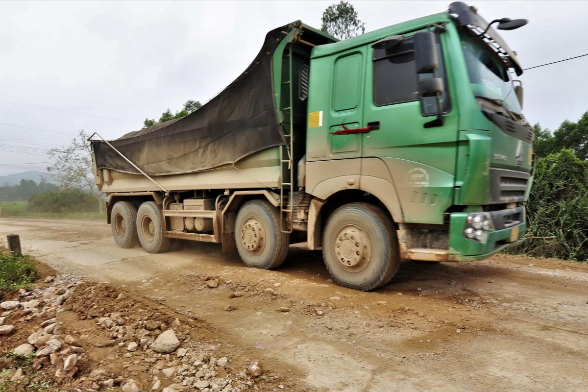 El control y el manejo de vehiculos motorizados de gran tonelaje que circulan por las lineas de diques tiene como objetivo garantizar la seguridad vial y proteger los diques. Foto: Oficina de Informacion y Comunicaciones de Hai Phong