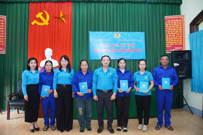 The working delegation of Nghe An Provincial Federation of Labor presented support to union members of Nghe An Bridge and Road Development and Investment Joint Stock Company affected by storms and floods from the Golden Heart Social Charity Fund. Photo: Duy Chuong