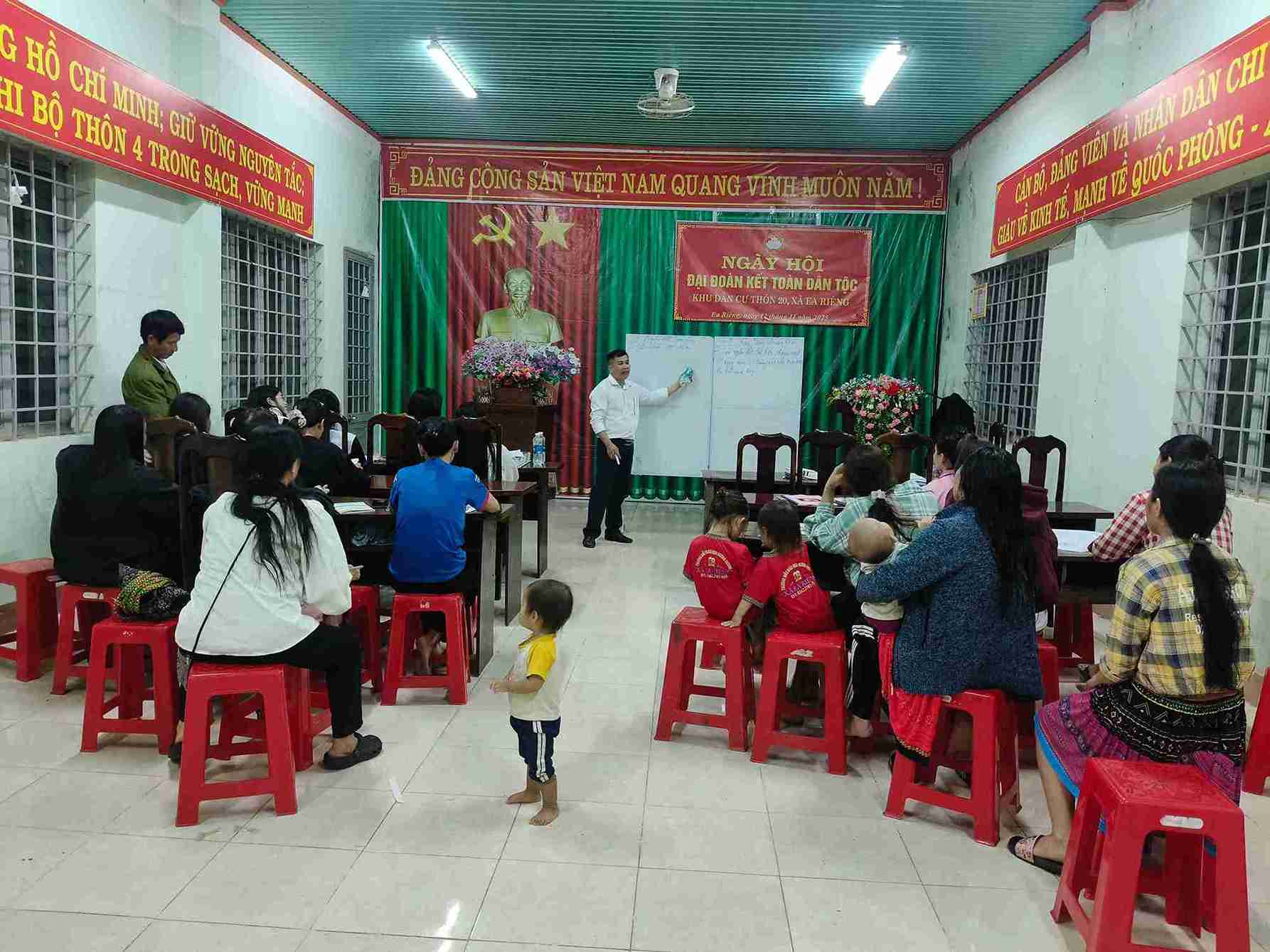 Nguoi dan thon 20, xa Ea Rieng tham gia mot lop dao tao nghe chan nuoi vao cuoi nam 2025. Anh: Bao Lam