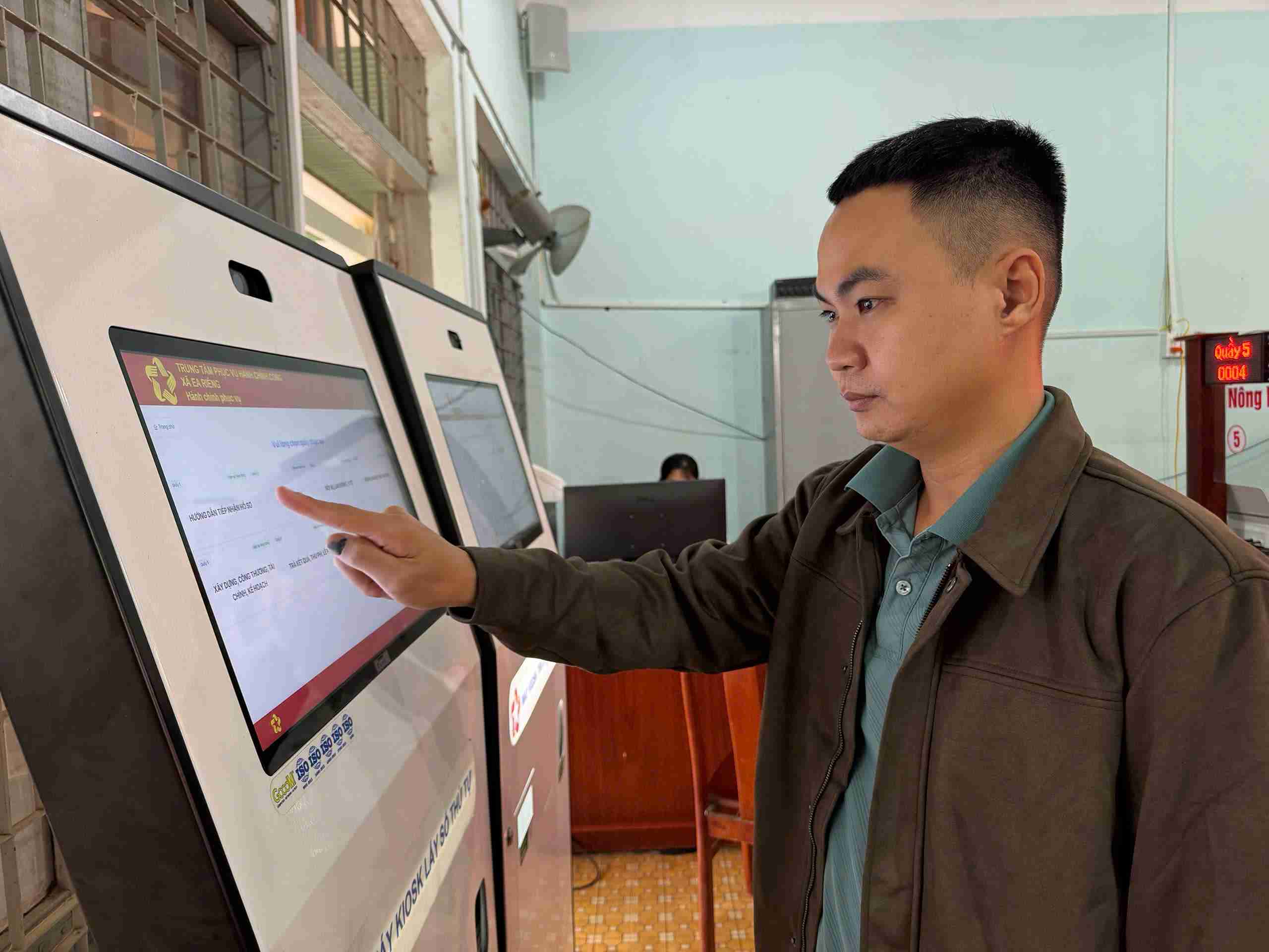 Dong bo cac giai phap chuyen doi so giup xa Ea Rieng de tiep can khoa hoc ky thuat, dinh huong dao tao nghe bai ban cho lao dong nong thon. Anh: Bao Lam