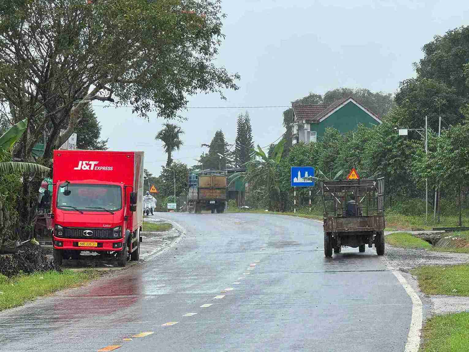 Duong sa tai dia ban duoc nang cap, mo rong, thuan loi cho nguoi dan di lai, van chuyen hang hoa. Anh: Bao Lam