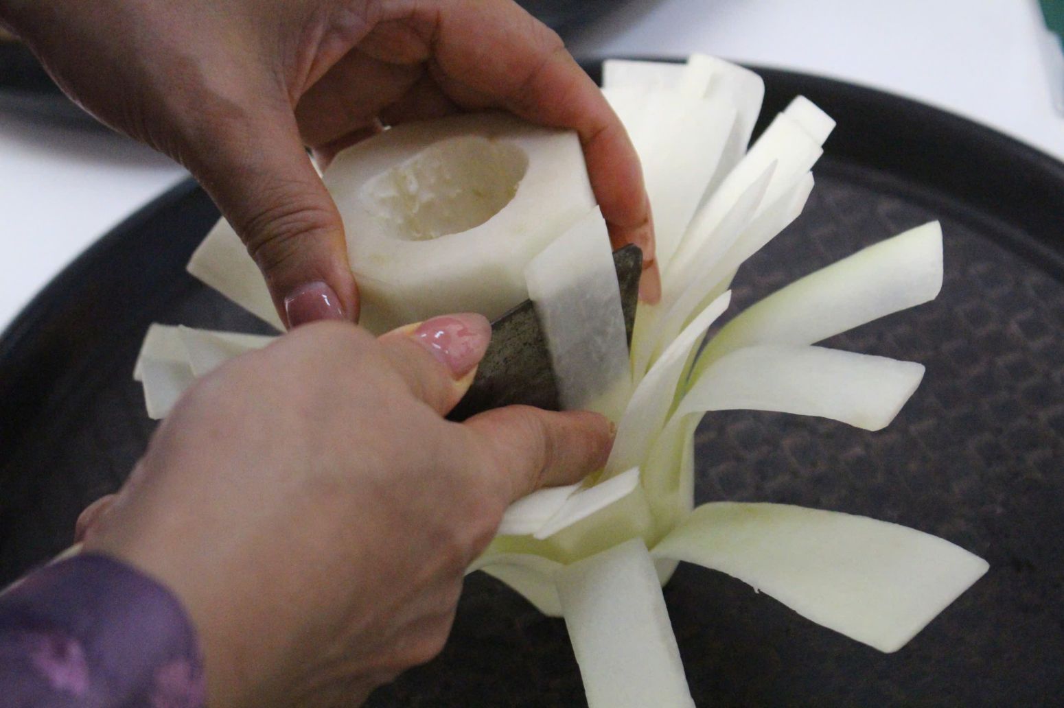 Canh hoa duoc che day, mong tuy thuoc vao tung loai hoa. Anh: Le Tuyen