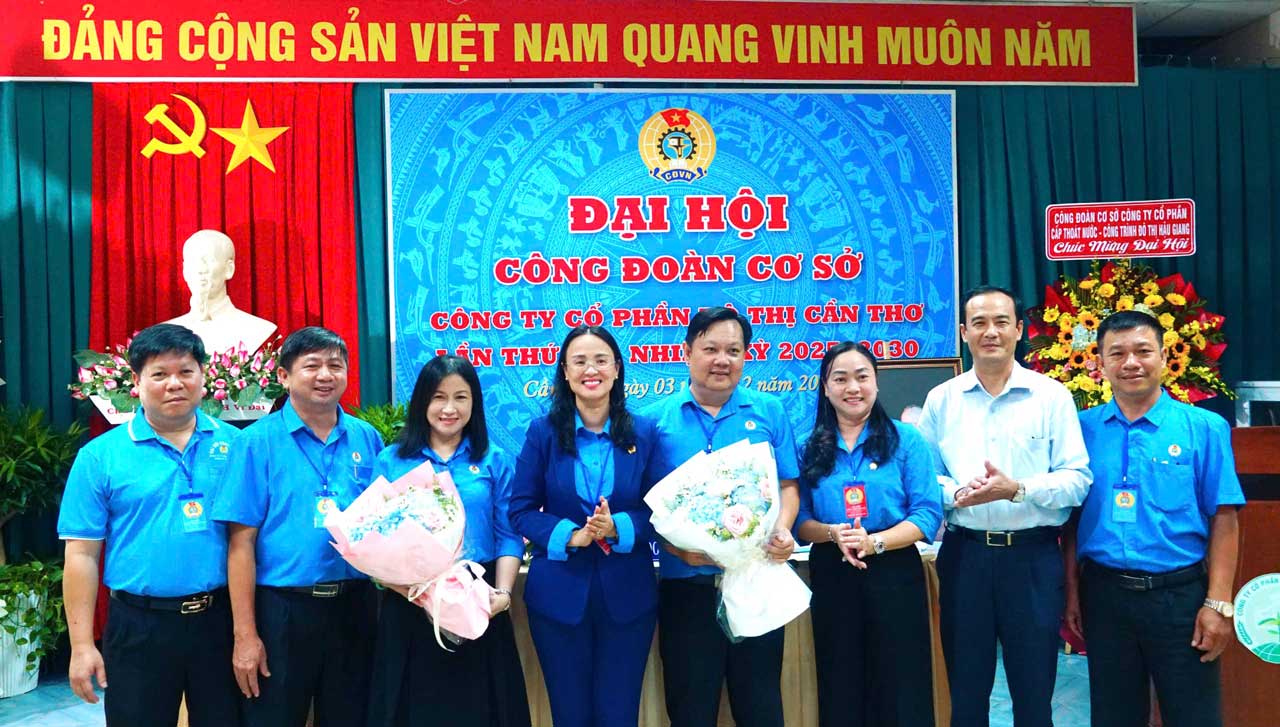 Tang hoa chuc mung BCH CDCS khoa moi. Anh: Van Nhanh