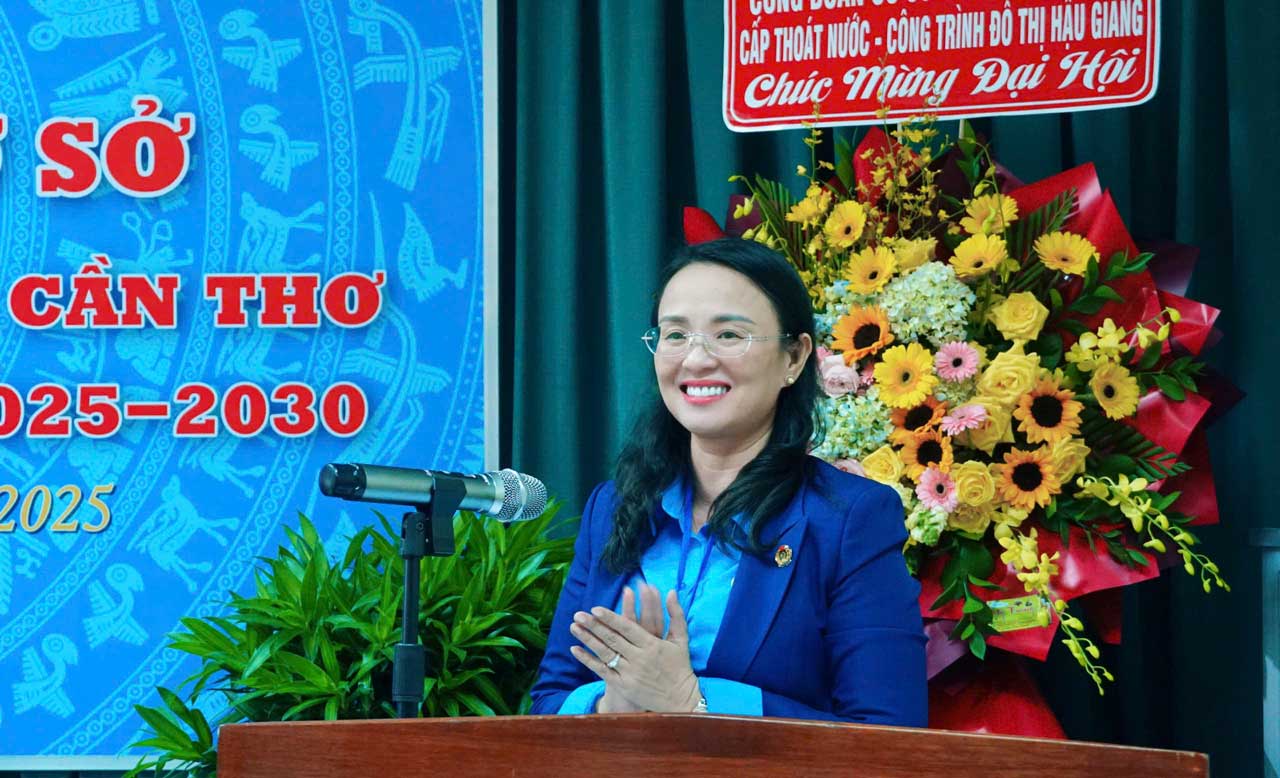 Ba Le Thi Suong Mai - Uy vien Ban Chap hanh Tong Lien doan Lao dong LDLD Viet Nam, Thanh uy vien, Pho Chu tich Uy ban MTTQ Viet Nam TP, Chu tich LDLD TP Can Tho - phat bieu. Anh: LDLD TP Can Tho