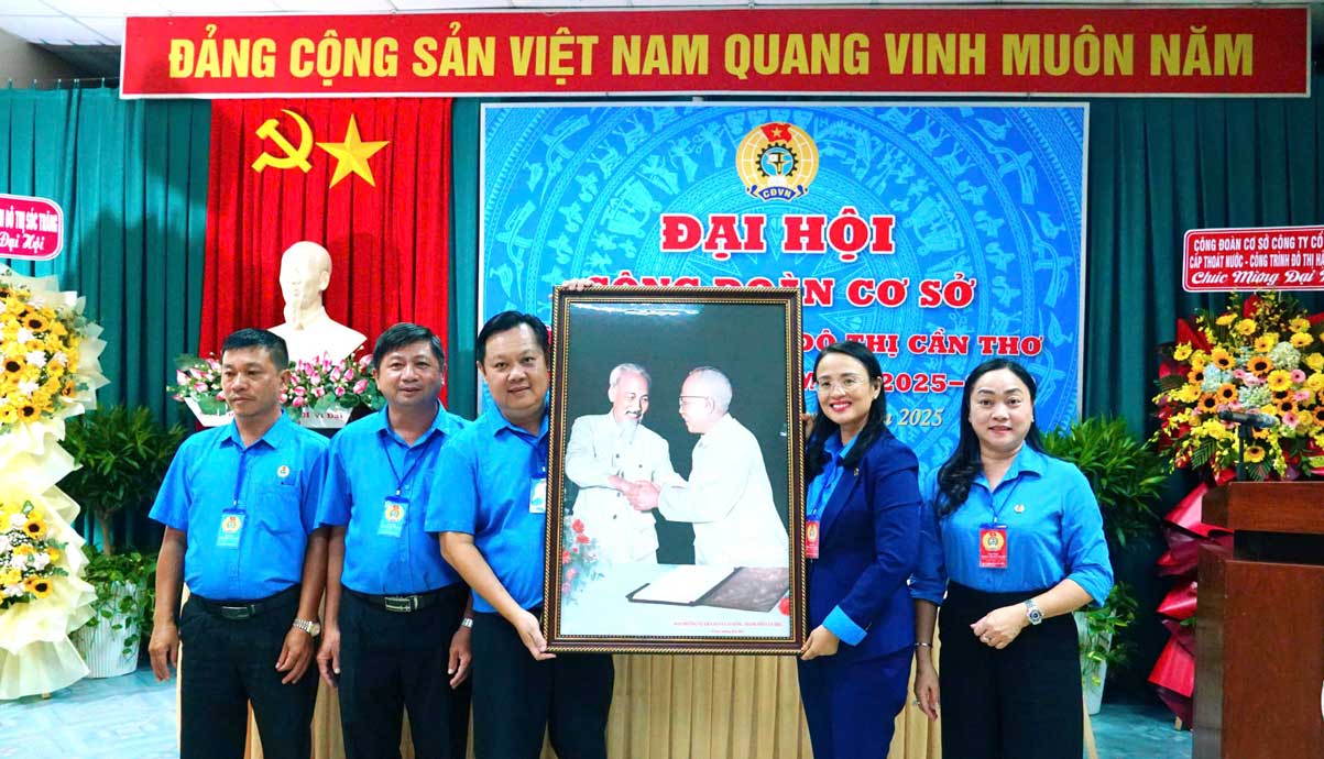 LDLD TP Can Tho tang tranh chuc mung dai hoi. Anh: Van Nhanh