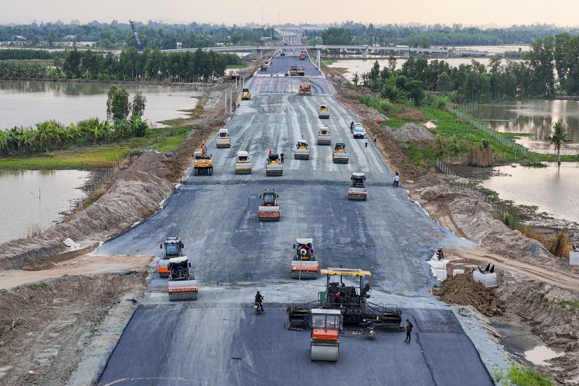 Can Tho - Ca Mau 고속도로 프로젝트가 서부 지역 교통 고립을 깨고 결승선을 향해 속도를 높이고 있습니다(12월 2일 아침 사진). 사진: Ta Quang