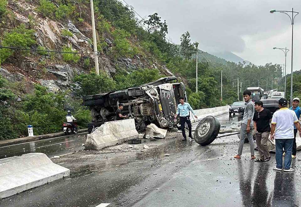 Truck overturned across Cu Hin Pass connecting Nha Trang with Cam Ranh Airport. Photo: Phung The Quang
