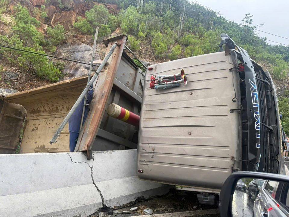 Chiec xe tai dang chay theo huong tu Nha Trang ra san bay Cam Ranh thi bat ngo mat lai, sau do tong vao dai phan cach, lat nhao khien giao thong te liet. Anh: Phung The Quang