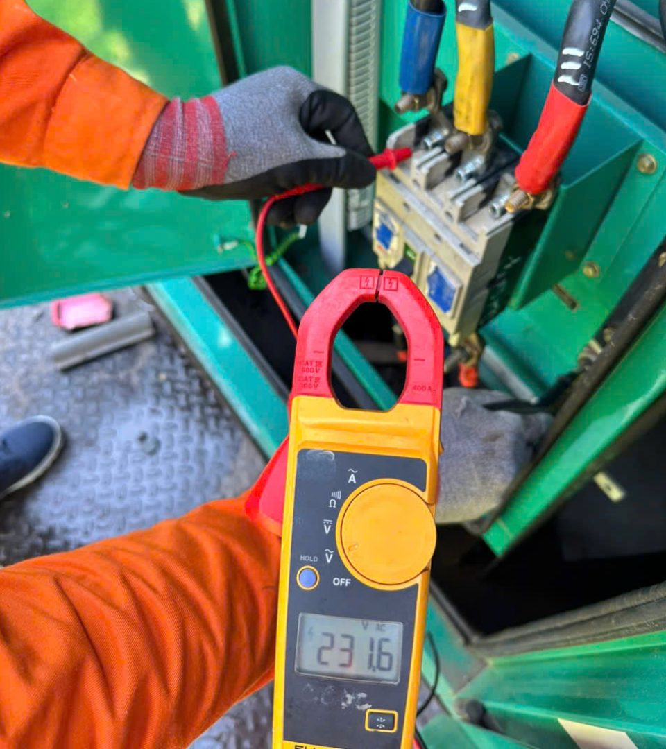 Cong tac dau noi cac may phat diesel di dong de cap dien khach hang. Anh: Dien luc cung cap