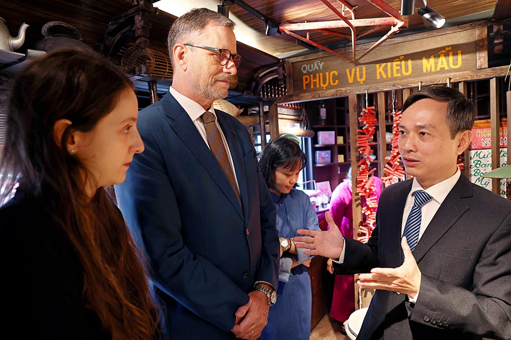 O embaixador francês no Vietnã, Olivier Brochet, participou da cerimônia de lançamento esta manhã no Templo Quan Thanh. Foto: Fornecida pelo Comitê Organizador.