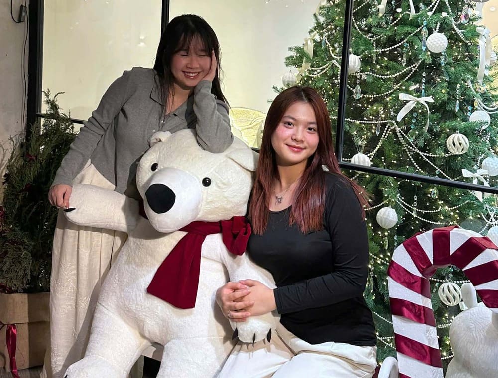 여성들은 아름다운 순간을 간직하기 위해 크리스마스를 주제로 함께 사진 촬영을 할 수 있습니다. 사진: Lan Chi