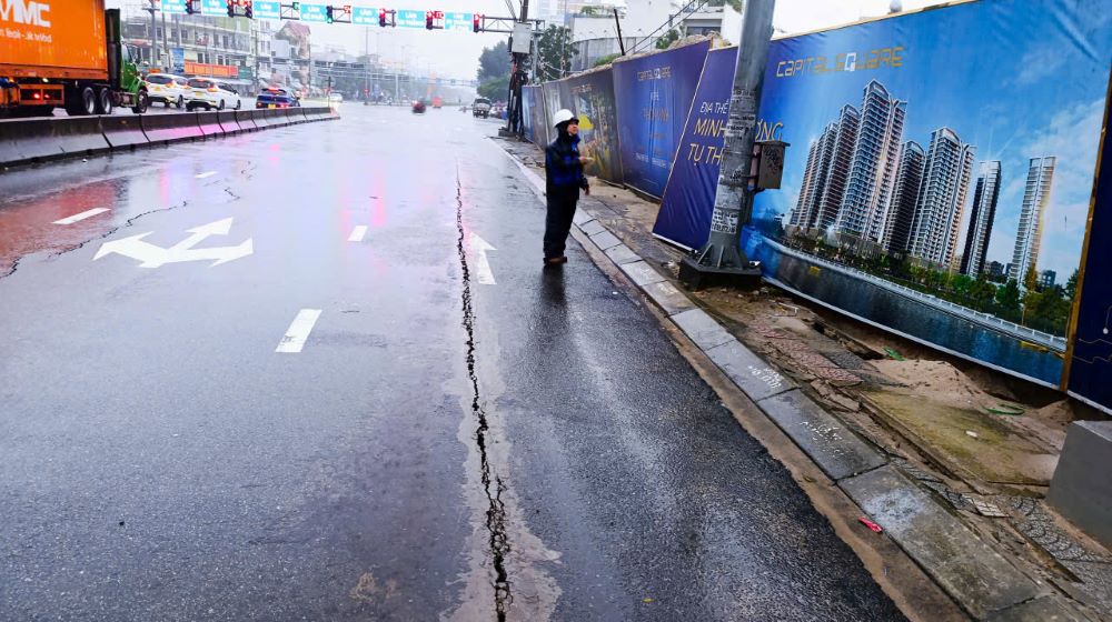 Xuat hien vet nut tren duong Ngo Quyen. Anh: D.Cuong