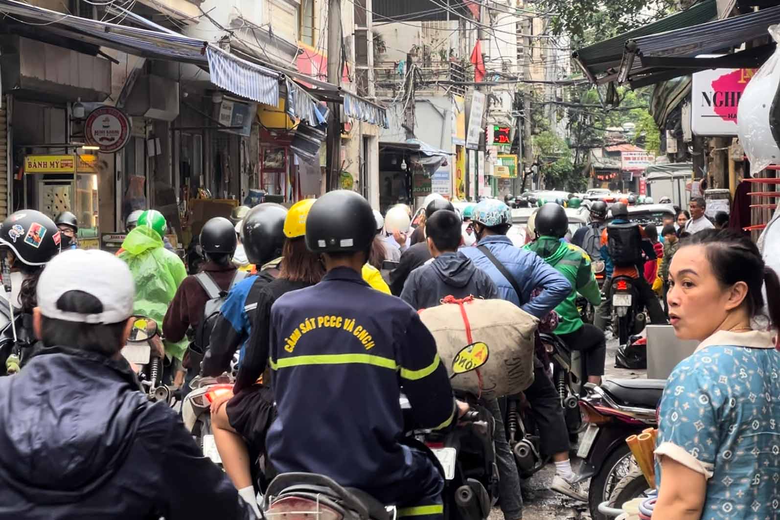 Ngo 381 Nguyen Khang thuong xuyen un tac voi mat do phuong tien day dac. Anh: Huu Vu