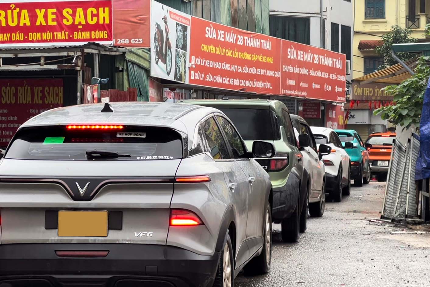 Phuong tien noi duoi nhau tu duong Thanh Thai vao ngo 381 Nguyen Khang. Anh: Huu Vu