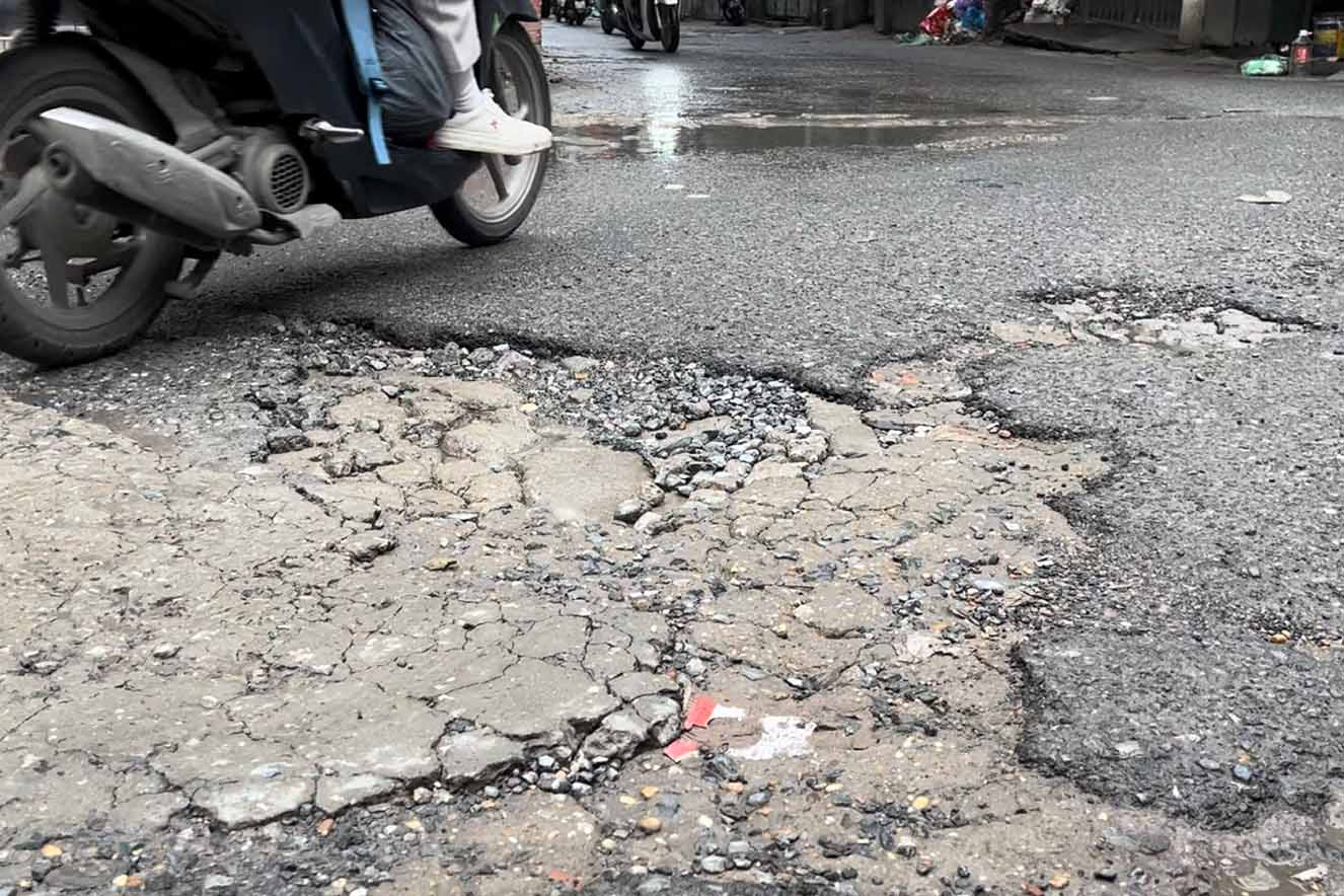 Mat duong ngo 381 Nguyen Khang xuong cap. Anh: Huu Vu