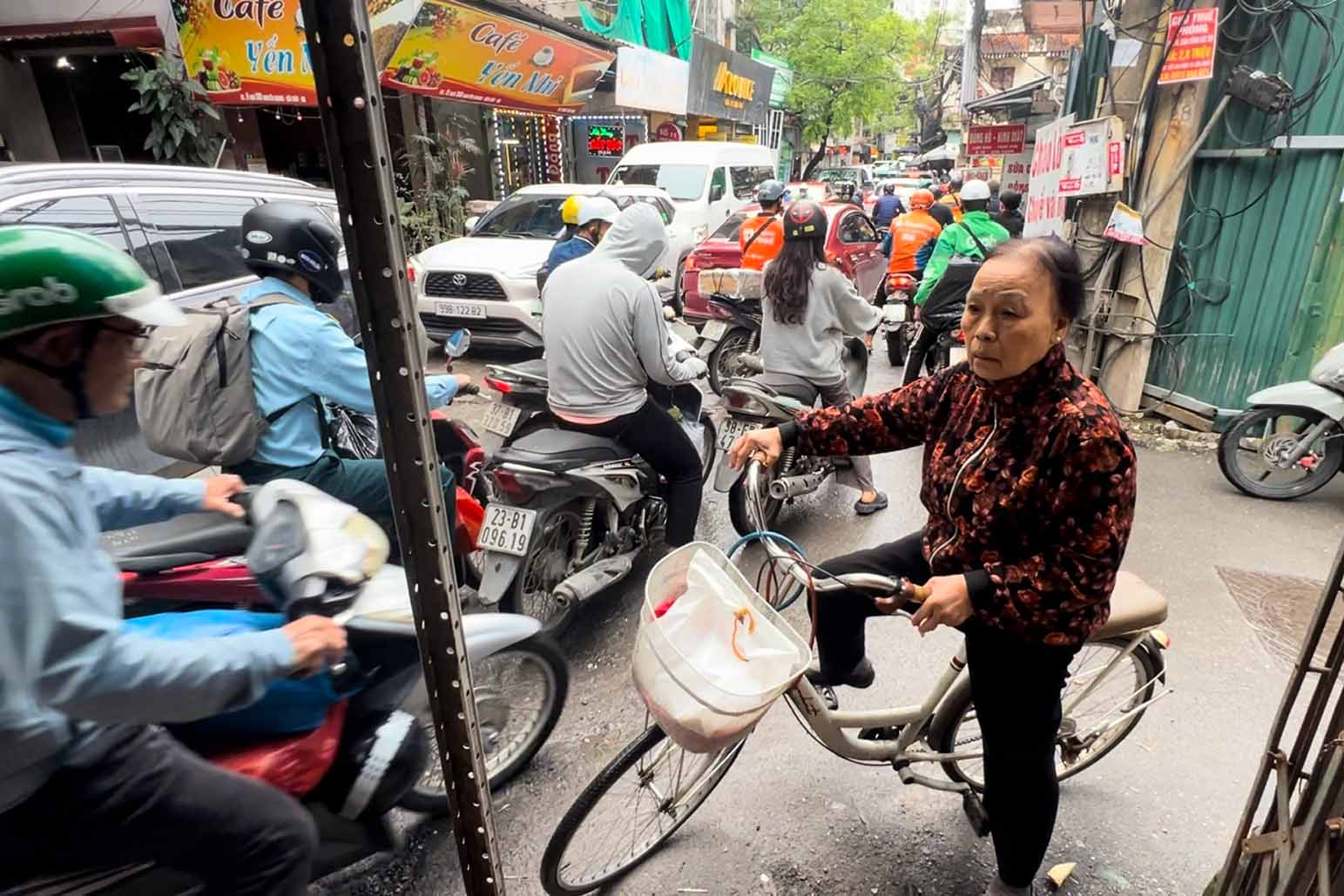 Nguoi dan ngao ngan moi khi di qua ngo 381 Nguyen Khang. Anh: Huu Vu