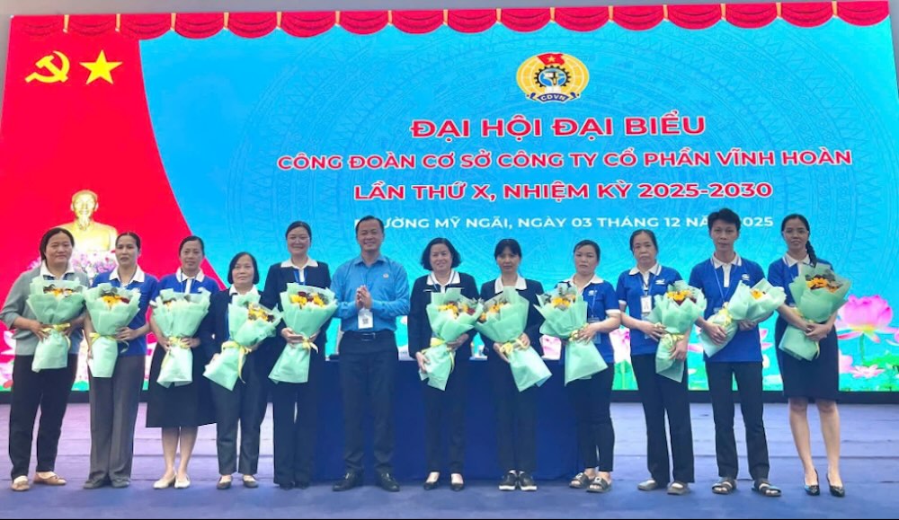 Ong Nguyen Thanh Tuan – Pho Chu tich LDLD tinh Dong Thap tang hoa chuc mung Ban Chap hanh khoa moi. Anh: Luu Hung. 