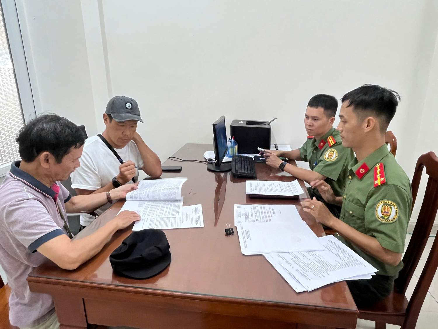 카인호아 공안은 인터폴이 적색 수배 중인 오모케예프 울루크베크(키르기스스탄 국적)가 약 670kg의 헤로인을 운반하는 밀매 조직과 관련이 있다는 사실을 발견했습니다. 사진: 공안