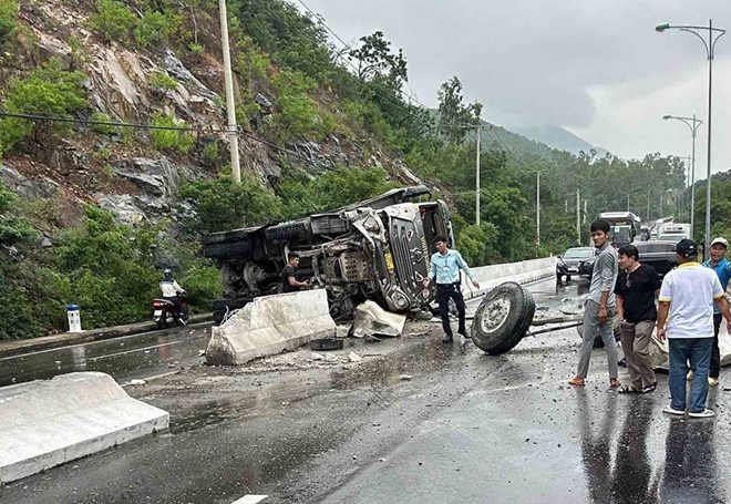 Truck overturned across Cu Hin Pass connecting Nha Trang with Cam Ranh Airport. Photo: Phung The Quang